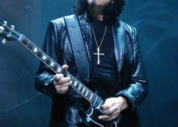 “Sin Tony Iommi, el heavy metal no existiría. Punto.” Ozzy puso la voz. Claro. Lo amamos. Pero la oscuridad… la atmósfera… el sonido del fin del mundo… eso fue Tony Iommi. Mientras los demás soñaban con ser estrellas del pop, él inventó un género con dedos mutilados, riffs demoníacos y una Gibson que sonaba como si el infierno estuviera abriendo sus puertas. Black Sabbath fue su criatura. Y aunque Ozzy era el alma descarriada, Tony era el arquitecto del apocalipsis. El heavy metal no nace de una voz. Nace de un riff. Y ese riff lo escribió Tony Iommi. Lo demás, es historia…..